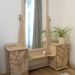 Renovovaná dřevěná toaletka se zrcadlem v jemném přírodním stylu