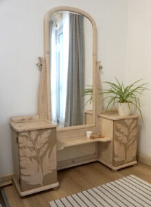 Renovovaná dřevěná toaletka se zrcadlem v jemném přírodním stylu