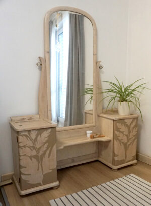 Renovovaná dřevěná toaletka se zrcadlem v jemném přírodním stylu