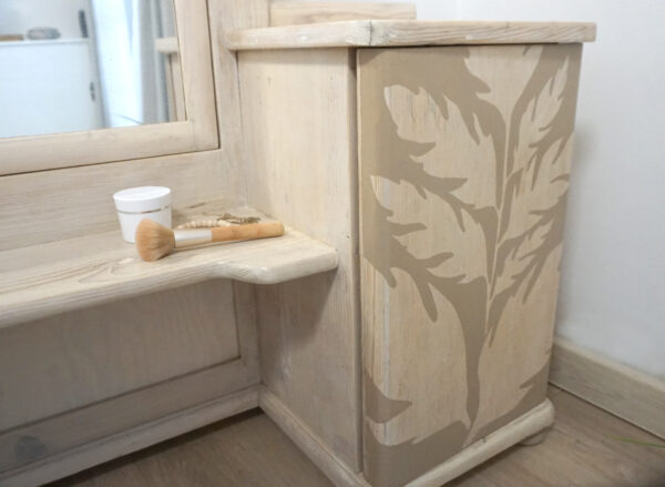 Renovovaná dřevěná toaletka se zrcadlem | originální kus