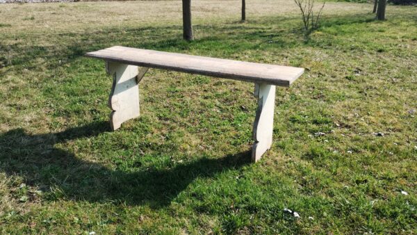 Stará lavice umístěná venku v přírodě před renovací