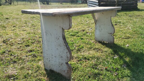 Dřevěná lavice z boku ukazující proporce a masivní desku