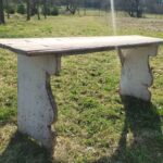 Stará dřevěná lavice s rustikální konstrukcí v původním stavu před renovací