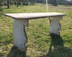 Stará dřevěná lavice s rustikální konstrukcí v původním stavu před renovací