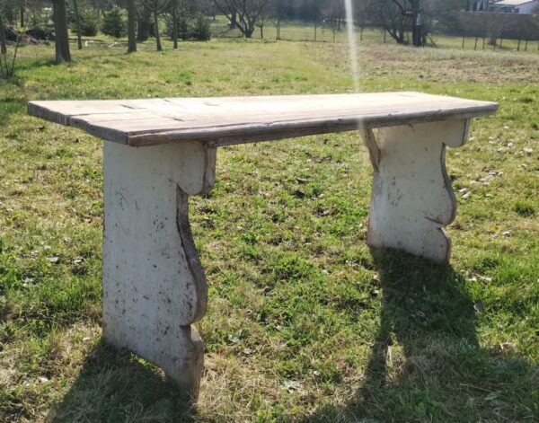 Stará dřevěná lavice s rustikální konstrukcí v původním stavu před renovací