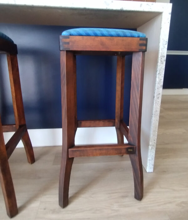 03_TON Tmavě mořená barová stolička TON po renovaci s modrým čalouněným sedákem.