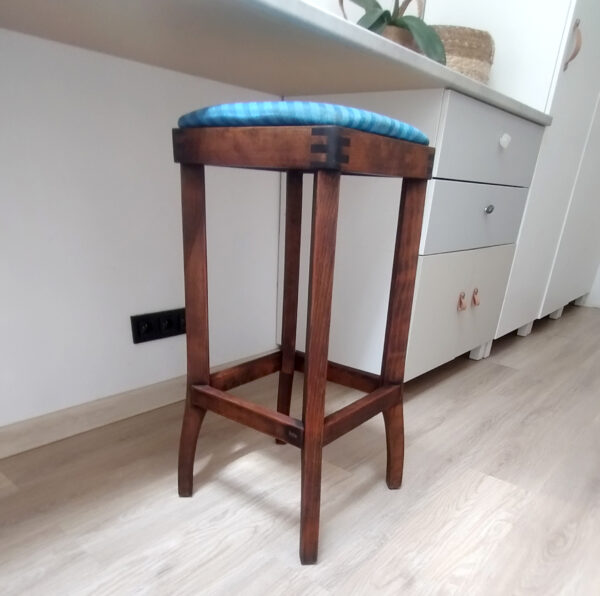 09_TON Tmavě mořená barová stolička TON po renovaci s modrým čalouněným sedákem.